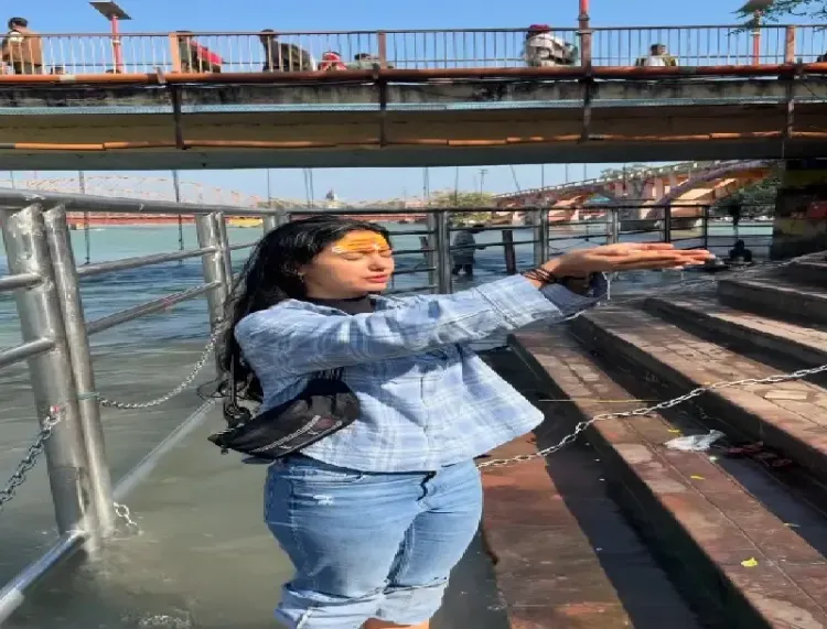 क्या हरिद्वार में गंगा स्नान करने पहुंची खुशबू पाटनी ने भगवान शिव का ध्यान किया?