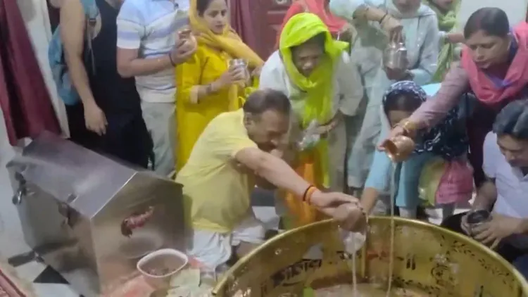 सावन के पहले सोमवार पर शिवालयों में उमड़ा जनसैलाब, हरिद्वार से दिल्ली तक तड़के से भक्तों की कतारें