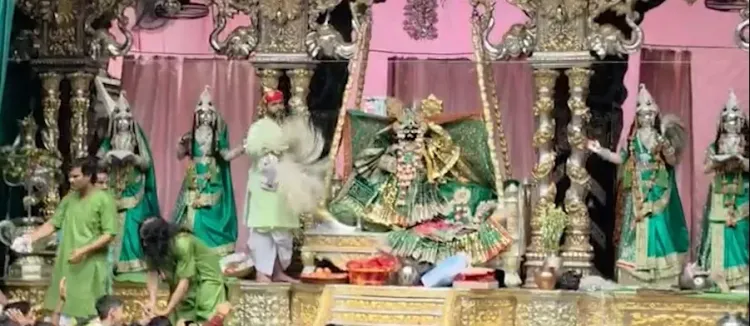 हरियाली तीज पर वृंदावन: बांके बिहारी हरे परिधान में, सोने-चांदी के झूले पर राधा संग विराजे ठाकुर जी