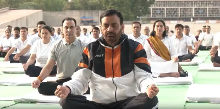 अंतरराष्ट्रीय योग दिवस 2026: हरियाणा विधानसभा में सीएम नायब सिंह सैनी ने किया योगाभ्यास, बोले — योग भारत की सांस्कृतिक विरासत का वैश्विक सम्मान