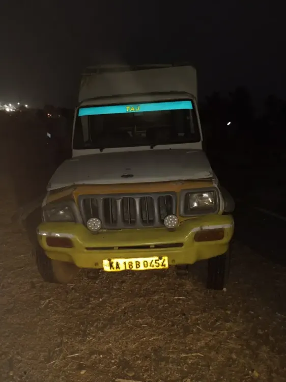 क्या हासन में बोलेरो के टायर फटने से भीषण हादसा हुआ, जिसमें तीन की मौत हुई?