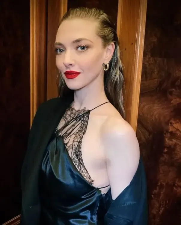 Here’s why Amanda Seyfried has never sung in a Broadway production