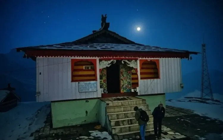 क्या हिमाचल का यह मंदिर हर 12 साल में आकाशीय बिजली गिरने से शिवलिंग को चकनाचूर कर देता है?