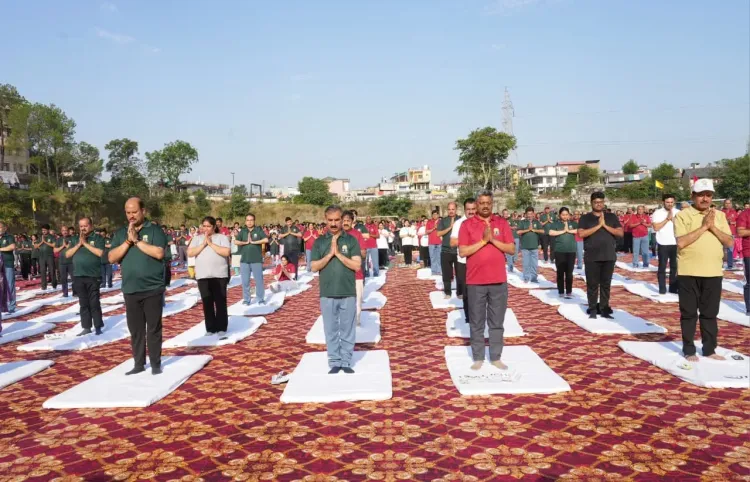 अंतरराष्ट्रीय योग दिवस: CM सुखविंदर सुक्खू ने हमीरपुर में 2,000 लोगों के साथ किया 45 मिनट योगाभ्यास