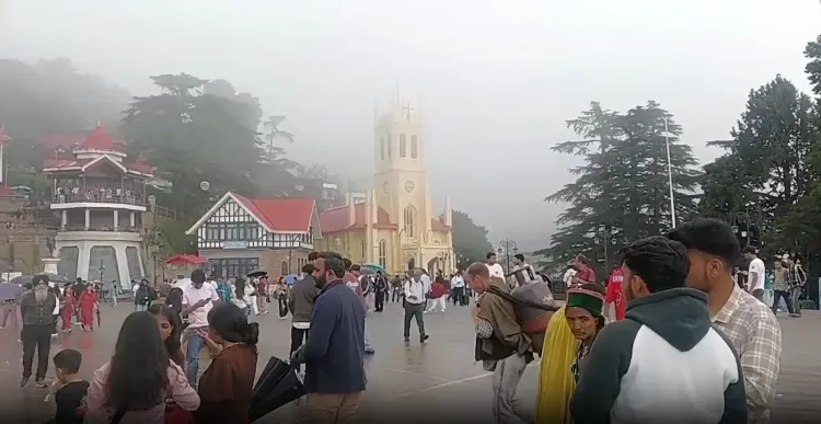शिमला में हल्की बारिश से मौसम हुआ सुहावना, वीकेंड पर उमड़े देशभर के पर्यटक