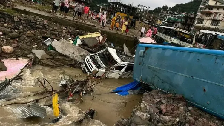 क्या हिमाचल प्रदेश के मंडी जिले में भारी बारिश ने तबाही मचाई?