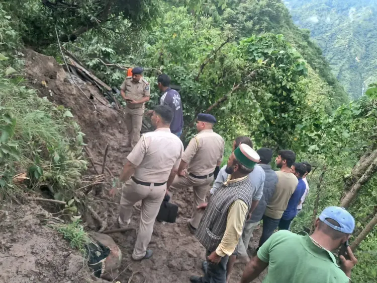 क्या हिमाचल प्रदेश के निहरी में लैंडस्लाइड से तीन लोगों की जान गई?