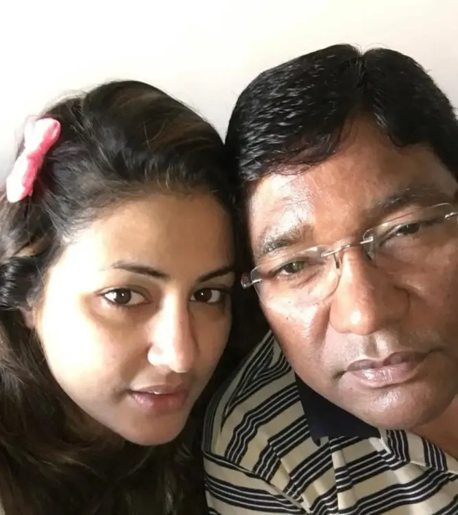 Hina Khan shares an emotional throwback memory when ‘she cried in the arms’ of her late father
