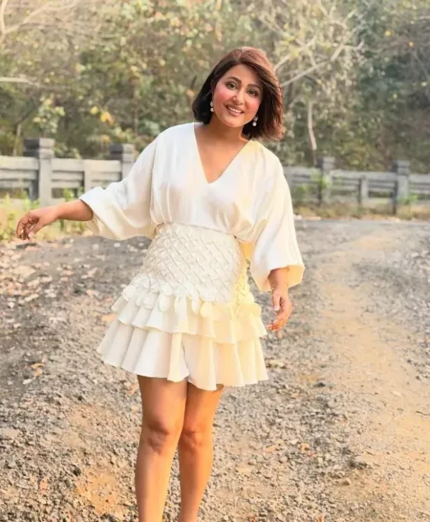 Hina Khan turns golden hour into a photoshoot after failing to find 'anti-delulu pills'