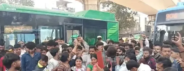 पंजाबी बाग में डीटीसी बस की चपेट में आने से 22 वर्षीय सोनू की मौत, परिवार ने किया विरोध प्रदर्शन