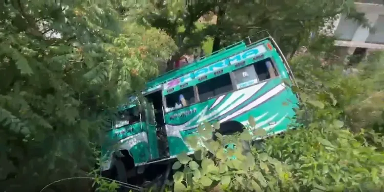 कठुआ में खाई में गिरी मिनीबस: 23 श्रद्धालु घायल, दो की हालत गंभीर