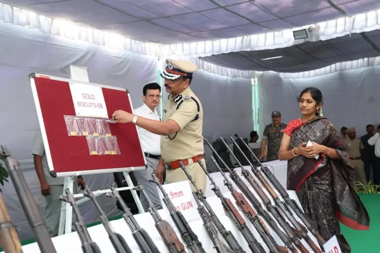<b>तेलंगाना पुलिस के समक्ष 41 माओवादियों ने किया आत्मसमर्पण, बरामद हुए हथियार और सोना</b>
