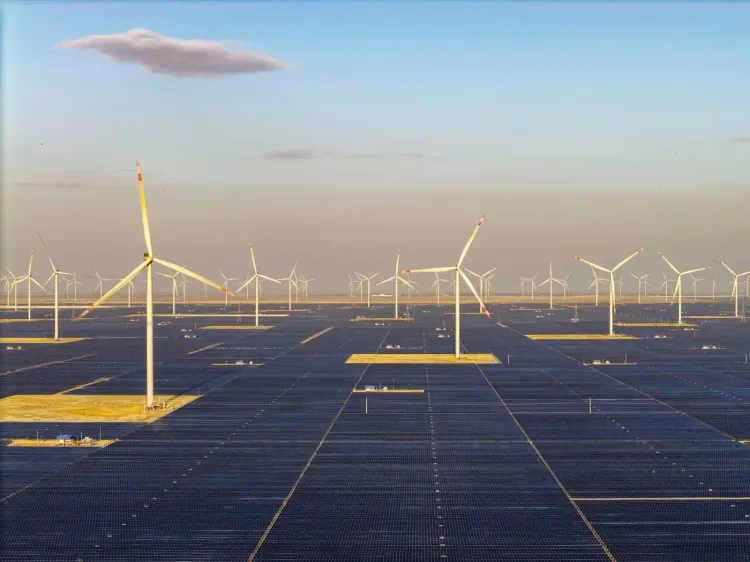 अदाणी ग्रीन एनर्जी ने वित्त वर्ष 2026 में नवीकरणीय ऊर्जा क्षमता में 5 गीगावाट की रिकॉर्ड वृद्धि की