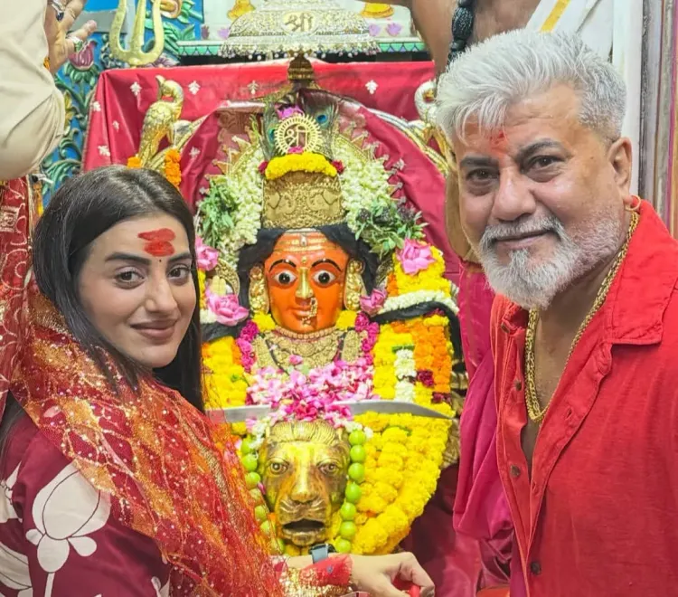 'वेलकम टू द जंगल' रिलीज से पहले अक्षरा सिंह ने सिद्धिविनायक और मुंबा देवी मंदिर में टेका माथा