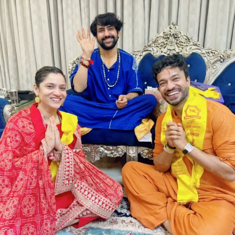 अंकिता लोखंडे और विक्की जैन ने बागेश्वर बाबा से लिया आशीर्वाद, टाइगर श्रॉफ के बाद पहुंचा बॉलीवुड