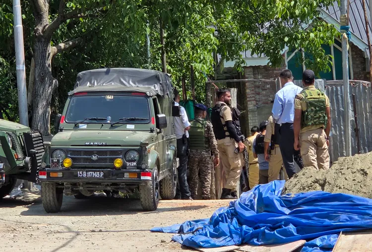 क्या जम्मू-कश्मीर के किश्तवाड़ में आतंकवाद विरोधी अभियान जारी है?