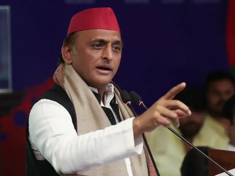 अखिलेश यादव ने रामपुर जेल में आजम खान से की मुलाकात, बोले — 'आजम थे, हैं और रहेंगे'