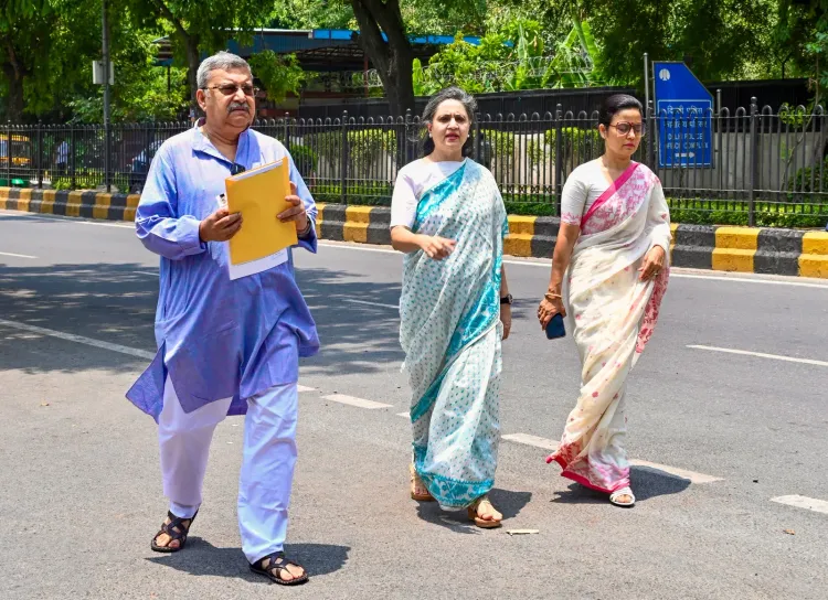 तृणमूल कांग्रेस नाम-चिन्ह विवाद: दोनों गुटों ने चुनाव आयोग को दस्तावेज सौंपे, अब ECI के फैसले का इंतज़ार