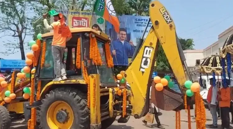 बंगाल में भाजपा के राजू पात्रा ने बुलडोजर पर सवार होकर नामांकन भरा