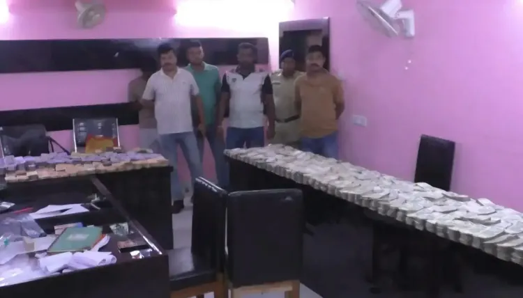 कांचरापाड़ा के प्राइवेट स्कूल से ₹1.44 करोड़ नकद बरामद, कैशियर व अकाउंटेंट गिरफ्तार