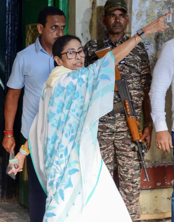 ममता बनर्जी का आरोप: केंद्रीय बलों ने महिलाओं-बच्चों सहित निर्दोष मतदाताओं को प्रताड़ित किया