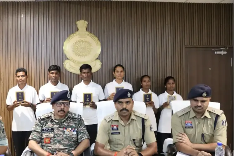 बीजापुर में ₹35 लाख के इनामी छह नक्सलियों का सरेंडर, मुख्यधारा में वापसी