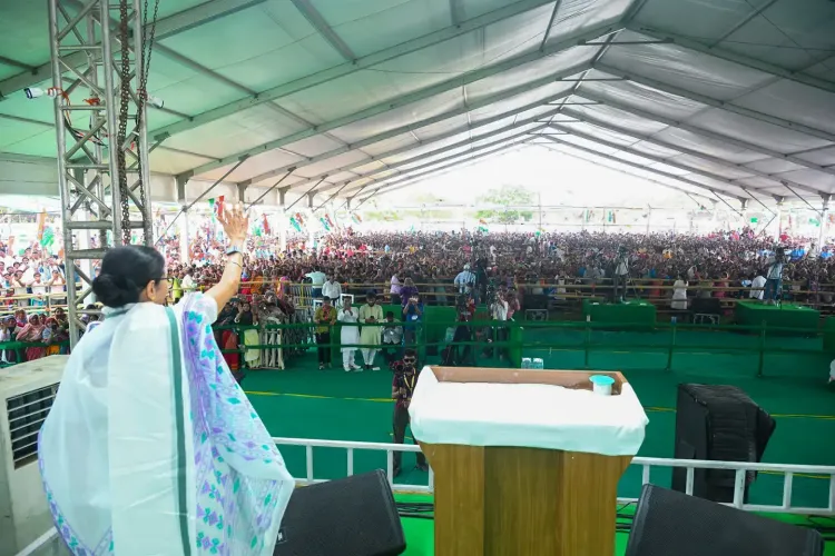 पश्चिम बंगाल में ममता बनर्जी ने ईवीएम में छेड़छाड़ की आशंका व्यक्त की