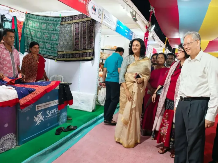चीनी राजदूत शू फेइहोंग ने विजयवाड़ा सरस मेला-2026 का दौरा किया, महिला उद्यमियों के उत्पाद खरीदे