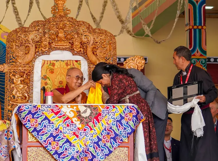 दलाई लामा उत्तराधिकार पर चीन की 'वेटिंग गेम' रणनीति, तिब्बत में बढ़ सकता है विरोध