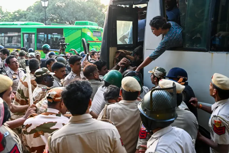 दिल्ली में 3,000 से अधिक प्रदर्शनकारी हिरासत में, केजरीवाल-ममता भी रोके गए; CEC के इस्तीफे की माँग पर अभूतपूर्व सुरक्षा घेरा