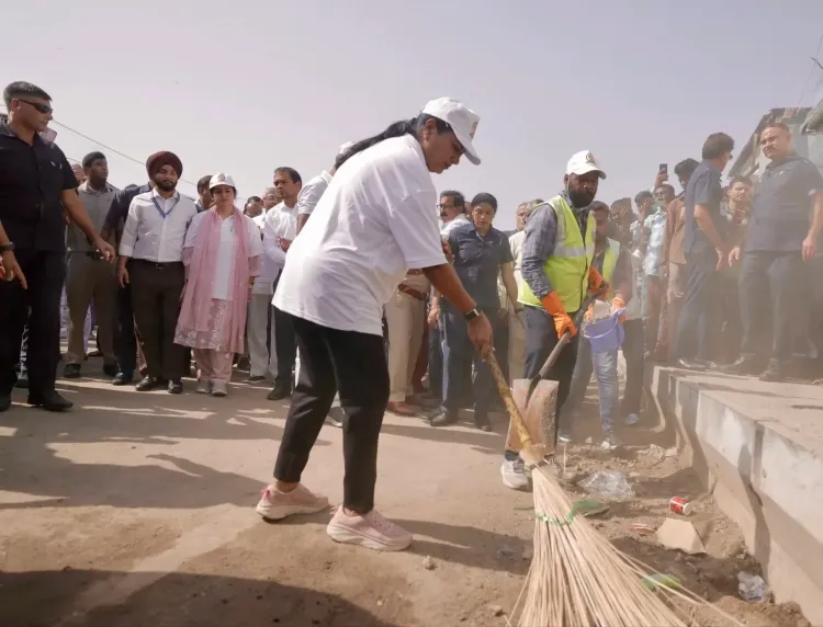 सीएम रेखा गुप्ता ने आजादपुर में चलाया स्वच्छता अभियान, 'नो मैन्स लैंड' पर जवाबदेही तय करने का आदेश