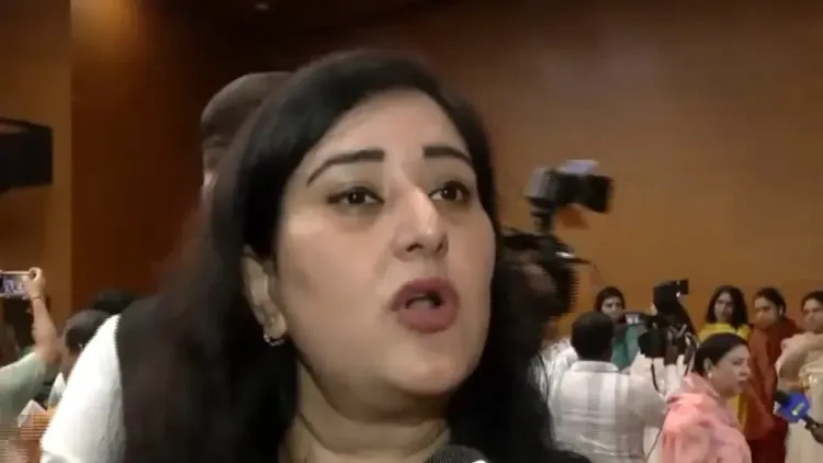 कांग्रेस मुख्यालय के बाहर भाजपा महिला कार्यकर्ताओं से बदसलूकी का आरोप, बांसुरी स्वराज ने संजीव सिंह पर लगाया इल्ज़ाम