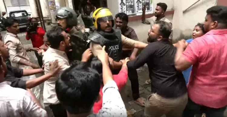 केरल में DYFI-SFI का राज्यव्यापी प्रदर्शन, UDF सरकार पर भ्रष्टाचार और फीस वृद्धि के आरोप