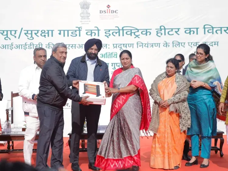 क्या दिल्ली में प्रदूषण को कम करने के लिए सीएम रेखा गुप्ता ने चौकीदारों को इलेक्ट्रिक हीटर दिए?