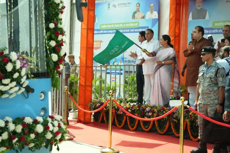 दिल्ली CM रेखा गुप्ता ने तेहखंड डिपो में ATS का उद्घाटन किया, 50 इलेक्ट्रिक बसें रवाना
