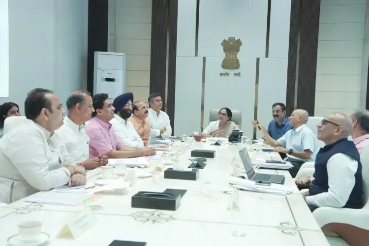 दिल्ली के 2.7 लाख कंस्ट्रक्शन वर्कर्स को मिलेगा मुफ्त इलाज, ₹200 करोड़ सालाना की हेल्थ स्कीम लॉन्च