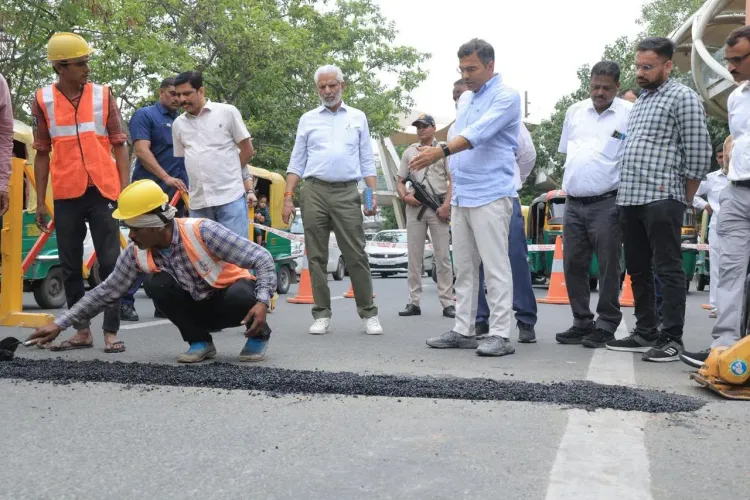 दिल्ली PWD मंत्री प्रवेश वर्मा ने एक दिन में 2,000 गड्ढे भरवाए, मानसून से पहले बड़ा अभियान