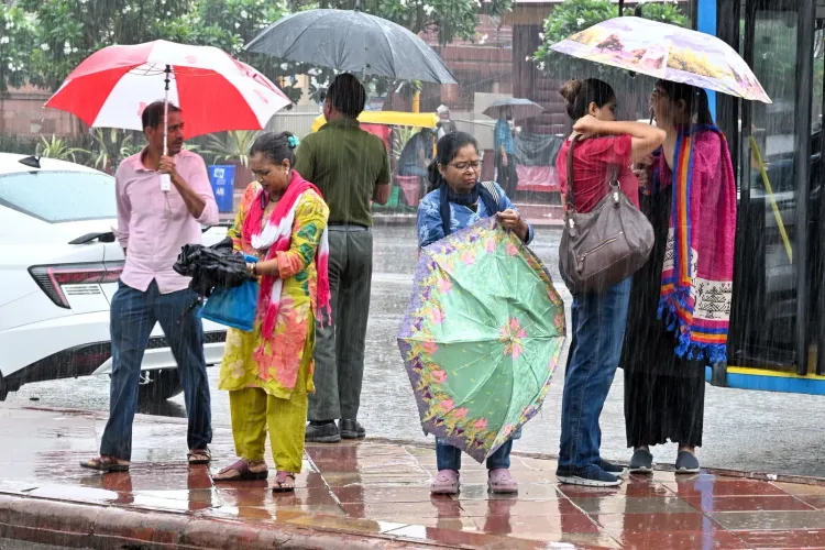 दिल्ली में मानसून का कहर: 9 घर ढहे, 16 पेड़ उखड़े, IMD का रेड अलर्ट जारी