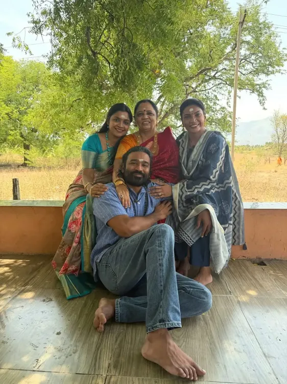 धनुष ने शेयर की माँ और बहनों के साथ फैमिली फोटो, लिखा — 'मेरा आशीर्वाद'