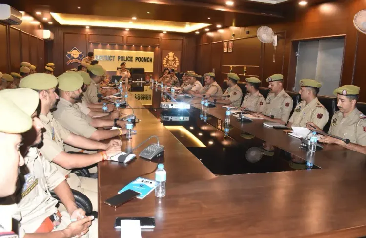 राजौरी-पुंछ रेंज में डीआईजी संदीप वजीर की उच्चस्तरीय बैठक, साइबर अपराध और आतंकवाद-रोधी रणनीति की समीक्षा