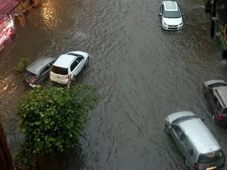 उत्तर बंगाल में भारी बारिश का कहर: दार्जिलिंग-कूचबिहार समेत 5 जिलों में रेड अलर्ट, पर्यटक फंसे