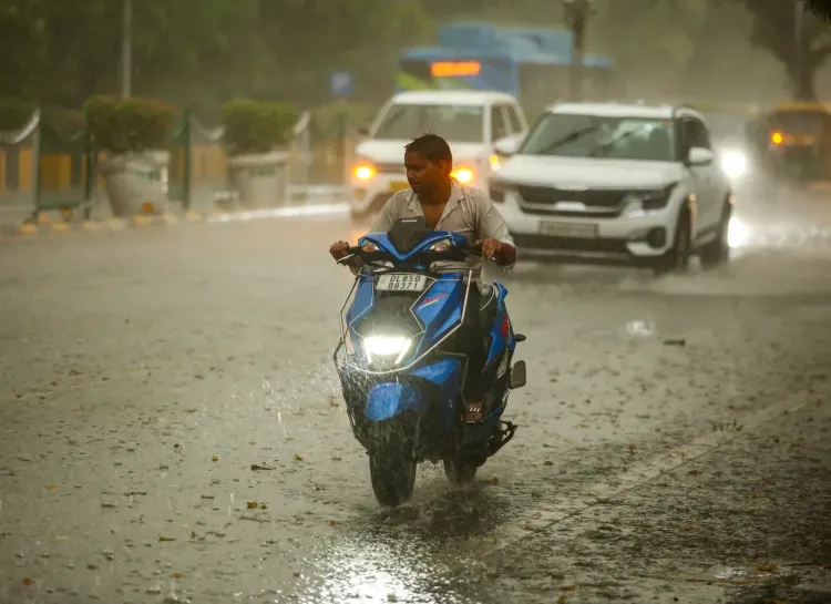 दिल्ली-एनसीआर में धूल भरी आंधी और बारिश का कहर, IMD ने जारी किया रेड अलर्ट; हवा 100 km/h तक