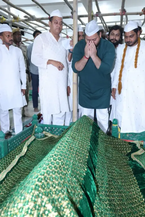 ईद-मिलाद-उन-नबी पर पटना की दरगाहों पर नीतीश कुमार और तेजस्वी यादव ने चढ़ाई चादर