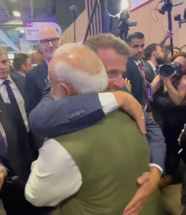 मैक्रों ने मोदी को पेरिस में गले लगाकर दी विदाई, फरवरी में भारत आने का वादा
