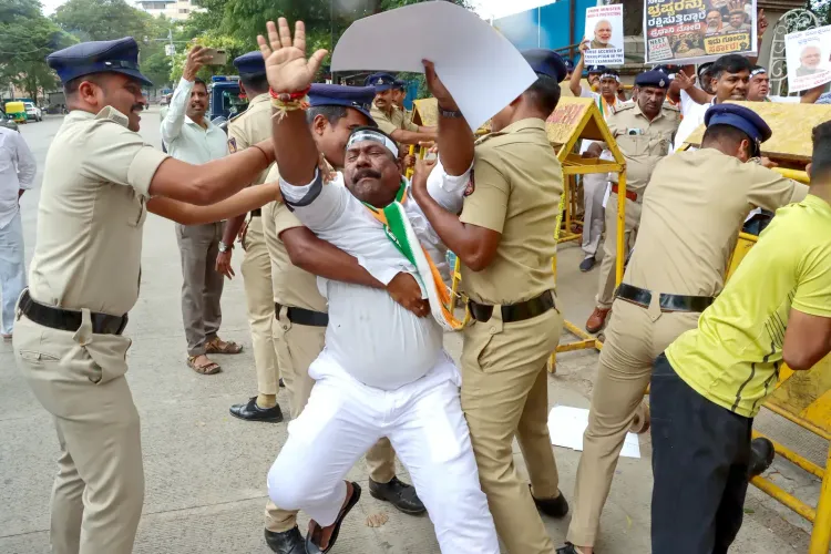 दिल्ली में छात्र प्रदर्शन: केरल मंत्री पी.सी. विष्णुनाथ हिरासत में, कांग्रेस ने पुलिस कार्रवाई को बताया लोकतंत्र पर हमला