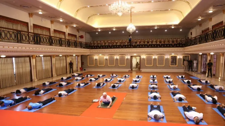 अंतर्राष्ट्रीय योग दिवस: महाराष्ट्र के राज्यपाल जिष्णुदेव वर्मा ने मुंबई में कोस्ट गार्ड अधिकारियों संग किया योग