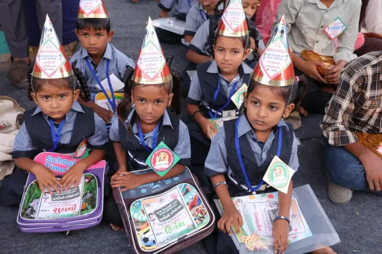 गुजरात शाला प्रवेशोत्सव 2026: दो दिनों में 11.20 लाख छात्रों का नामांकन, 17,338 गांवों तक पहुंचा अभियान