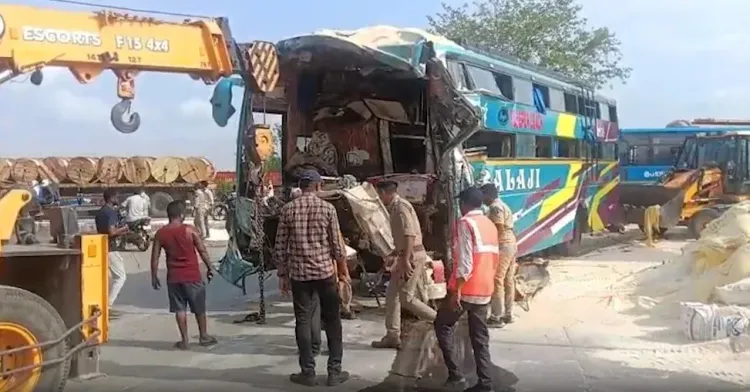 वडोदरा-हालोल हाईवे पर बस-ट्रक टक्कर: 6 की मौत, 26 घायल; राजस्थान के यात्री थे सवार