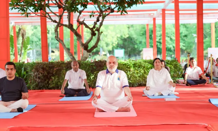 अमित शाह ने अहमदाबाद में 12वें अंतरराष्ट्रीय योग दिवस पर सामूहिक योग सत्र में लिया भाग