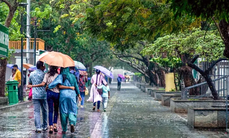 केरल में भारी बारिश: IMD ने 10 जिलों में ऑरेंज अलर्ट जारी, अगले 3 दिन सतर्कता ज़रूरी